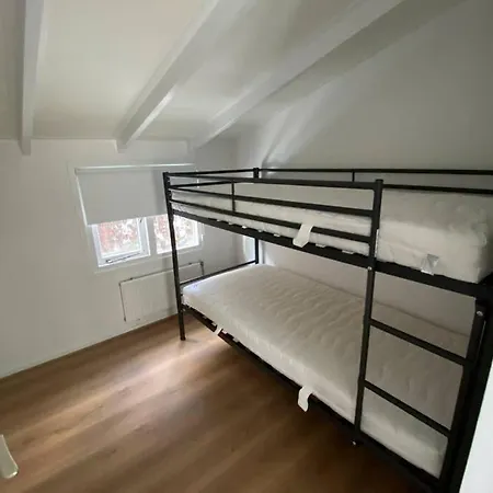 Very Cozy House, With Private Garden And Privacy Apartment